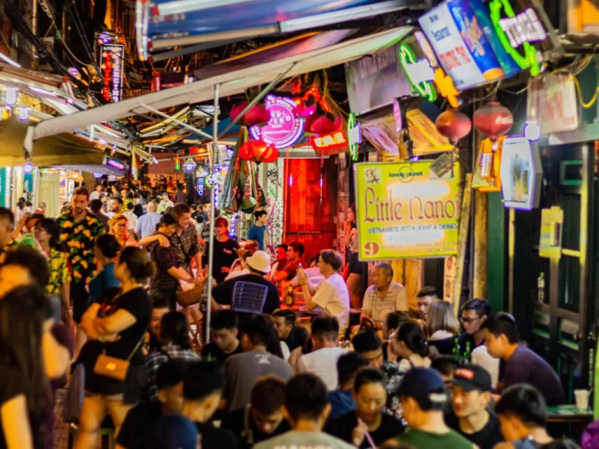 Bia Hoi Ta Hien activities