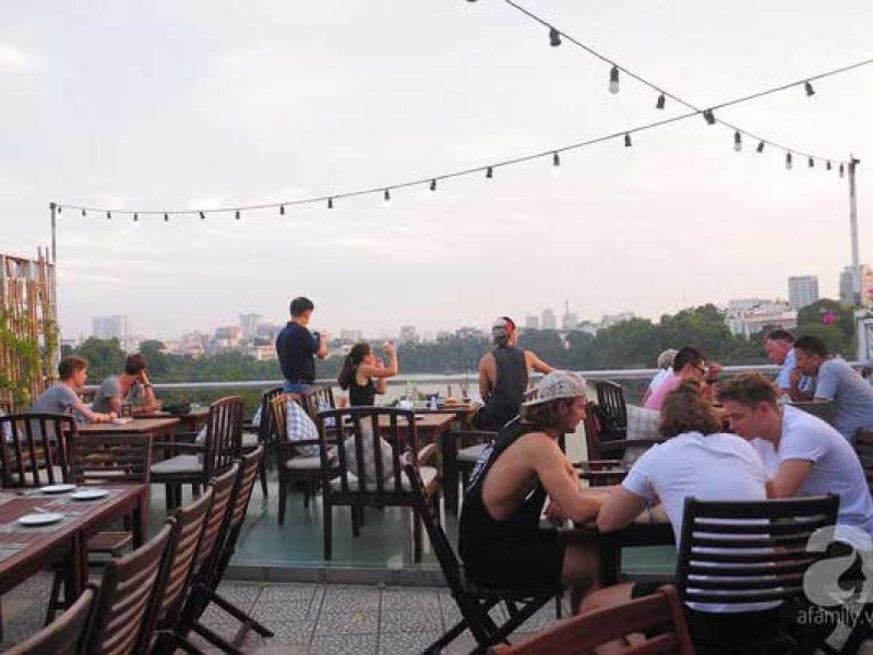 Avalon Lounge – The Perfect Spot for Lake Views