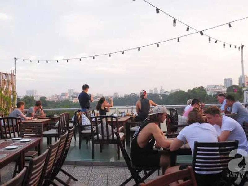 Avalon Lounge – The Perfect Spot for Lake Views