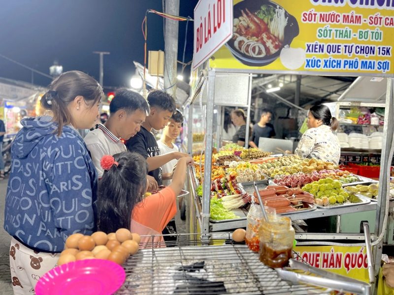 The bustling atmosphere of Vi Thanh Night Market (Source: Collected)