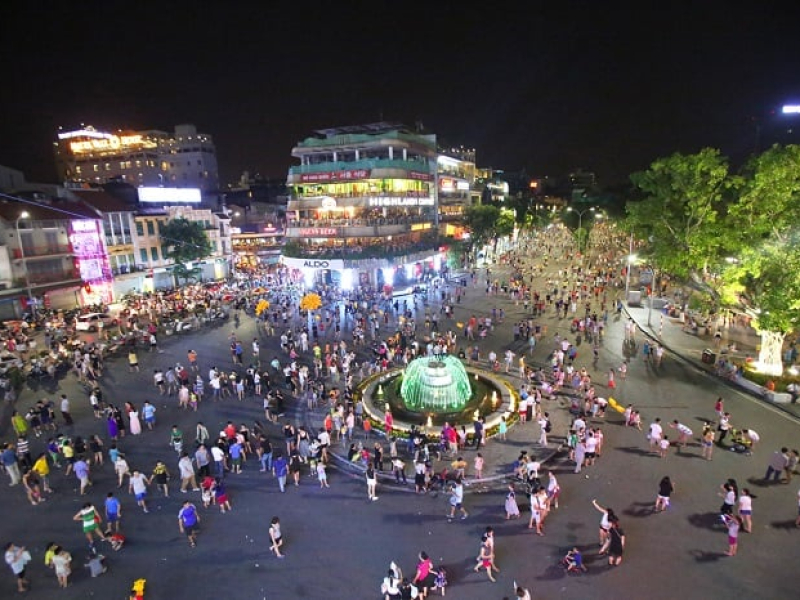 Hoan Kiem Lake Walking Street