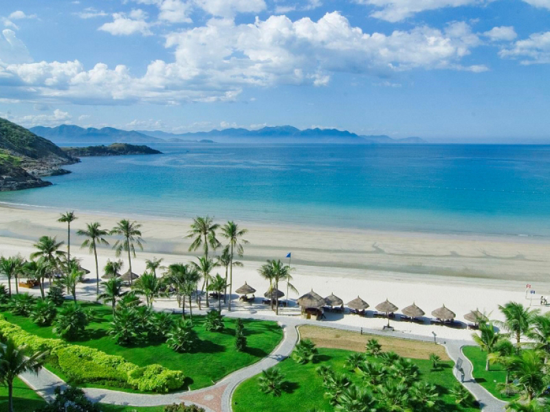 Known for its clear turquoise waters, sandy beaches, and luxurious resorts in Nha Trang