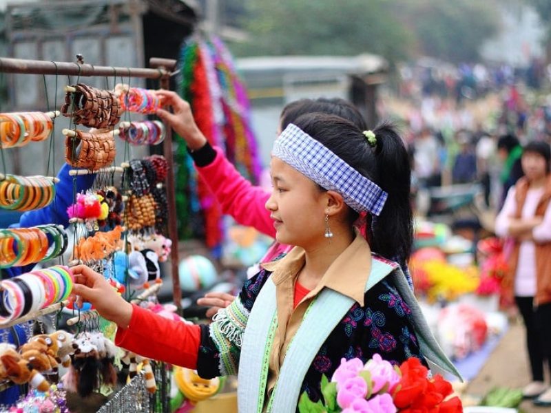 Wandering around the bustling local markets is one of the most fascinating things to do in Lung Cu (Source: Collected)