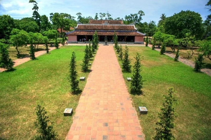 Thiên Mụ Pagoda can be reached by car or boat