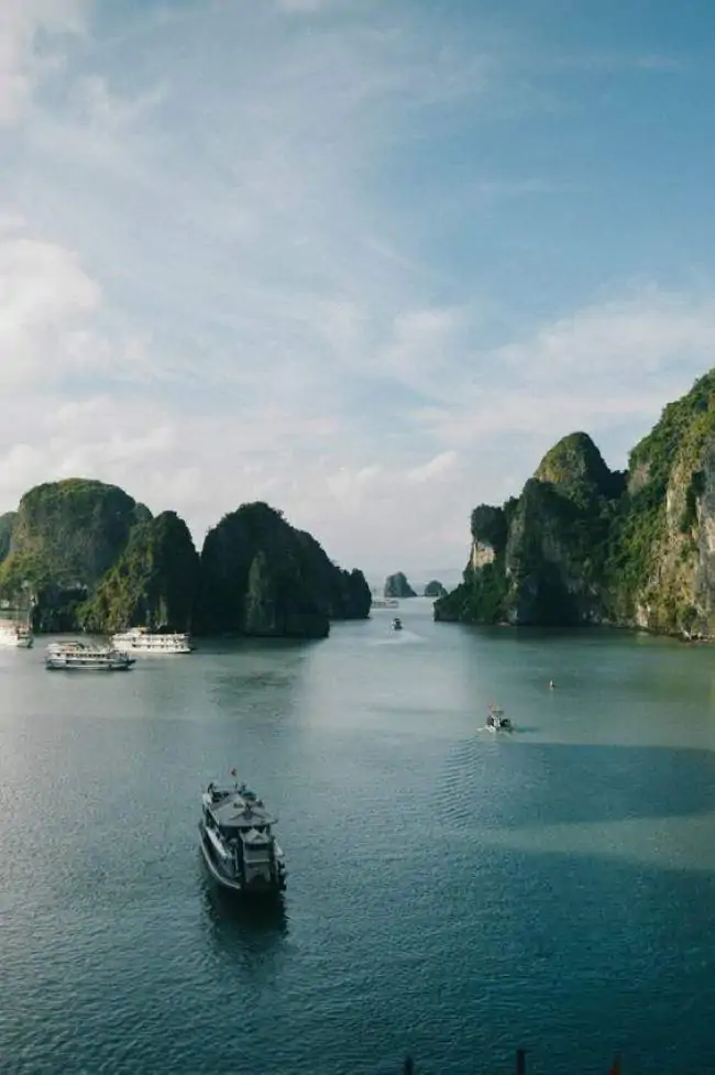 Halong tour packages-https://vietnamdiscoverytours.com/