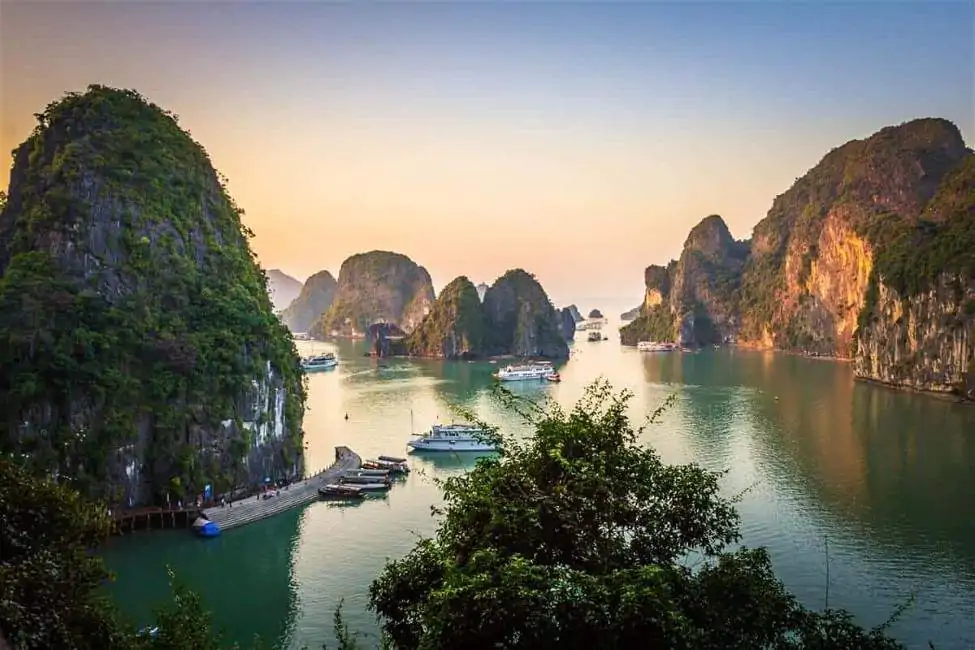 Halong tour packages-https://vietnamdiscoverytours.com/