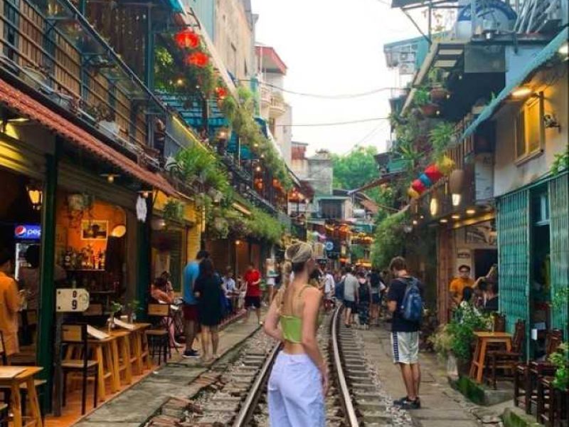 Vietnam Discovery Tours-Hanoi Train Street-(Source: Collected) Vietnam Discovery Tours-Hanoi Train Street-(Source: Collected)