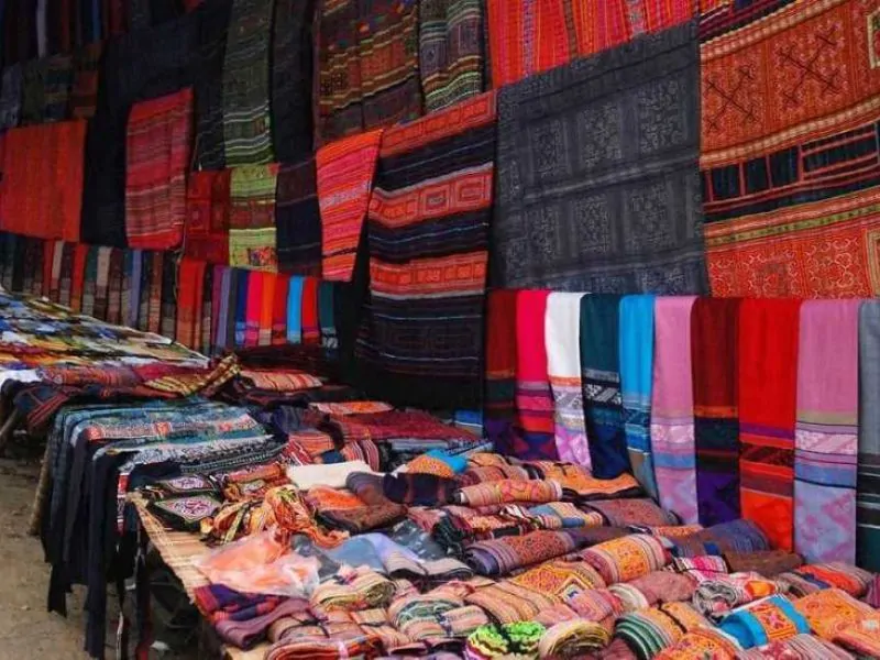 What to do in Sapa? Go shopping for local handicrafts What to do in Sapa? Go shopping for local handicrafts