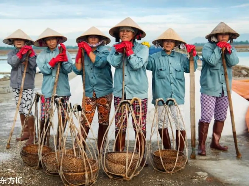 Salt-workers-in-Hon-Khoi