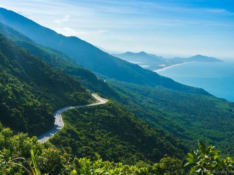Admire the beauty of Lang Co Bay from the Hai Van pass