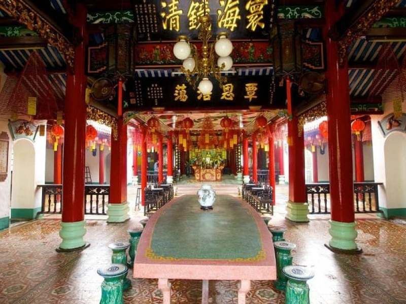 Fujian Assembly Hall Hoi An: 300-Year-Old Heritage The stone tables in the front hall are to serve gatherings of the former Fujian merchants (Source: Tourism Media)