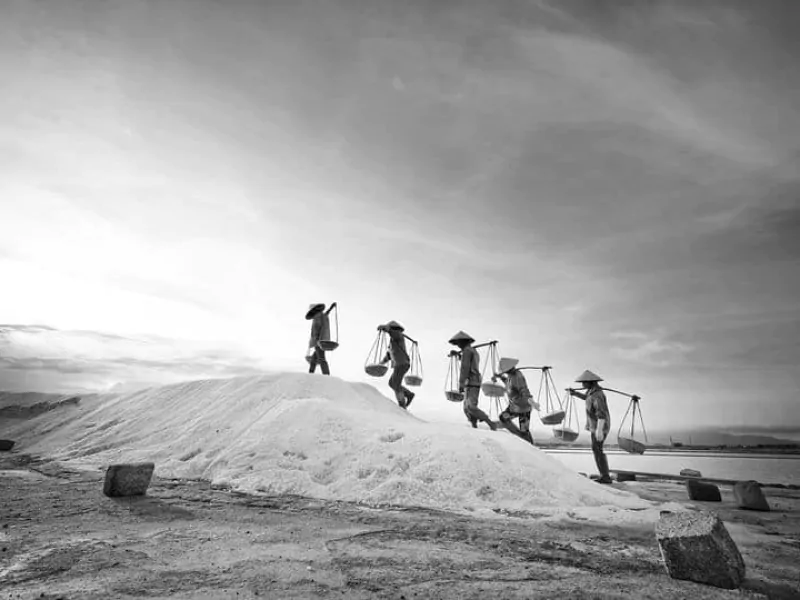 salt-workers-in-Hon-khoi-salt-fields-Ta-Quoc-Ai