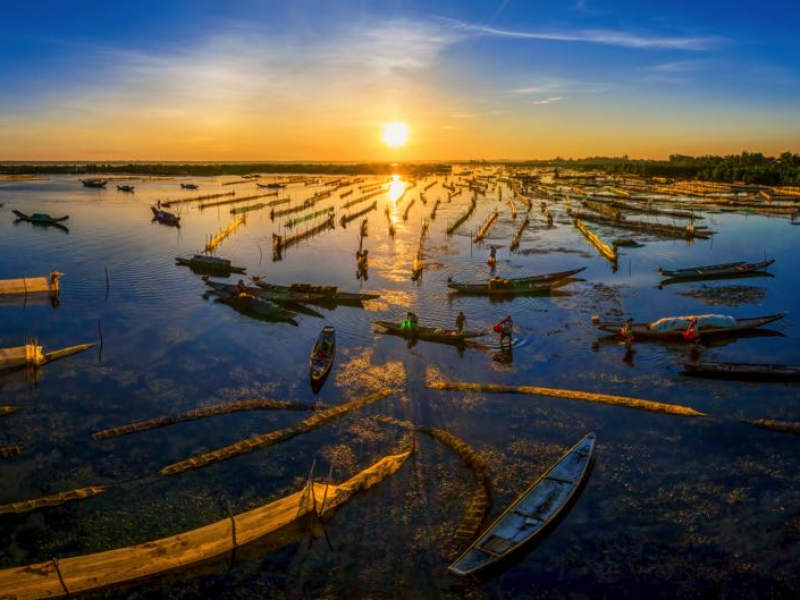 Watch the sunset of Tam Giang lagoon