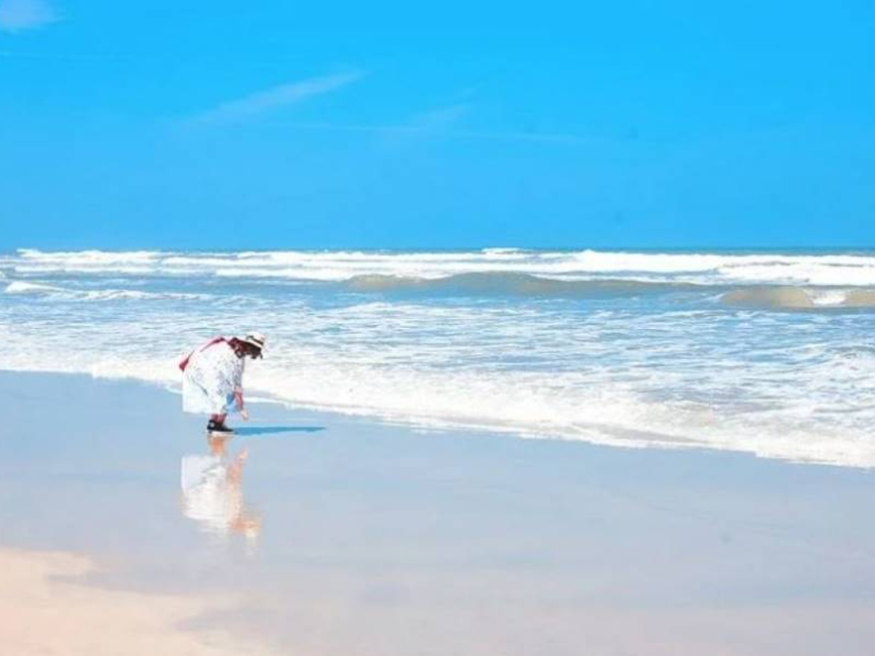 Non Nuoc Beach-Source: Collected Non Nuoc Beach: