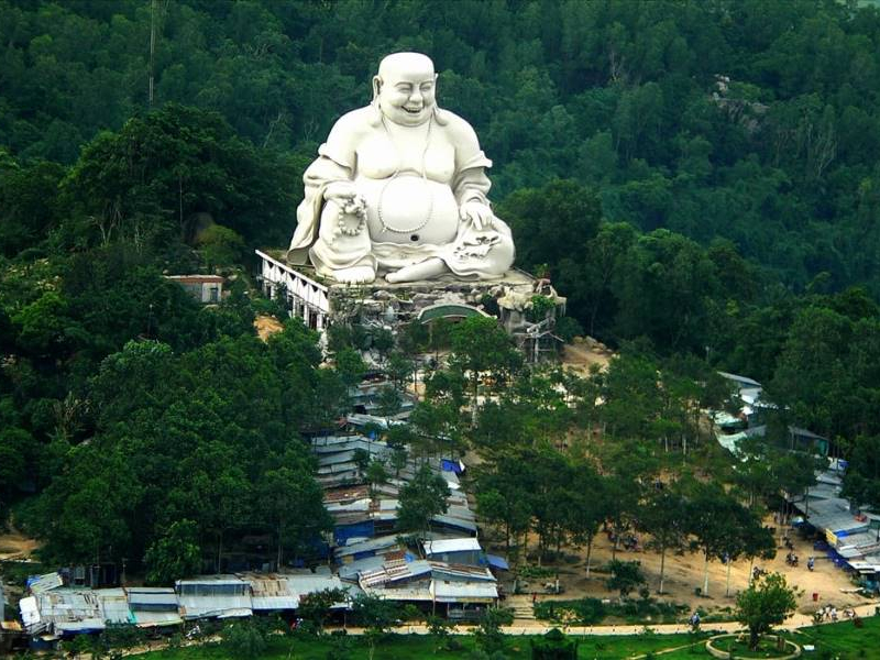 he statue of Buddha Di Lac stands out amidst the clouds in the serene landscape of Cam Mountain (Source: Collected) he statue of Buddha Di Lac stands out amidst the clouds in the serene landscape of Cam Mountain (Source: Collected)
