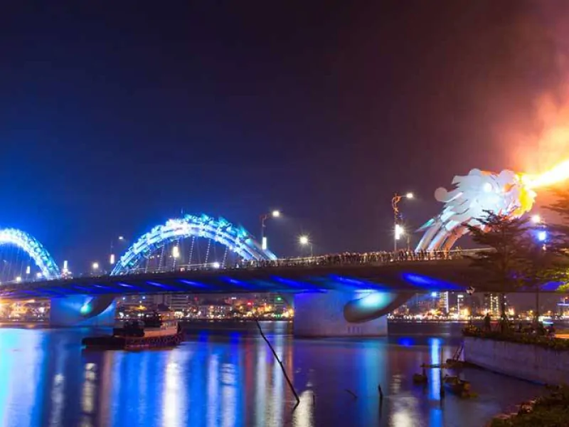 The Dragon Bridge at night magnificently lights up the city center of Da Nang (Source: Collected)