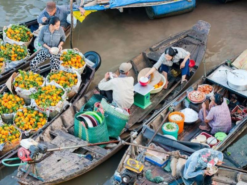 The Mekong Delta market floating on the water (Source: Collected)