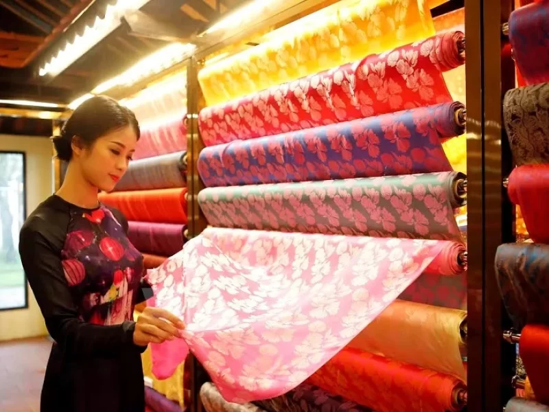 Hoi An Silk Village, visitors can learn how to make soft layers of silk (Source: Collected) Hoi An Silk Village, visitors can learn how to make soft layers of silk (Source: Collected)