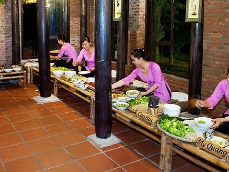Enjoy buffet at Hoi An Silk Village (Source: Collected) Enjoy buffet at Hoi An Silk Village (Source: Collected)