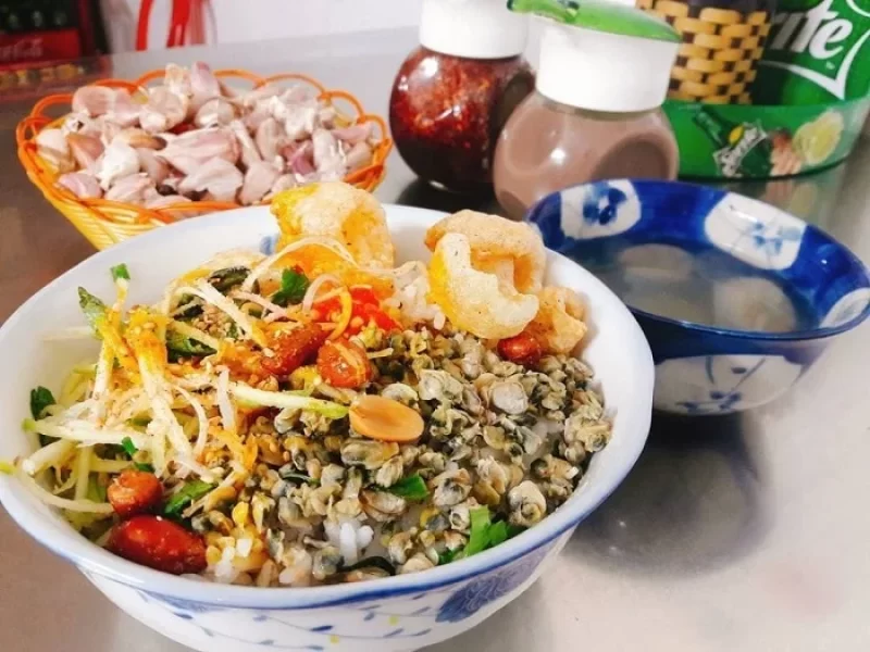 Com Hen is a rice bowl filled with baby mussels and river clams, roasted peanuts, herbs, chili peppers, and shrimp sauce (Source: Collected) Com Hen is a rice bowl filled with baby mussels and river clams, roasted peanuts, herbs, chili peppers, and shrimp sauce (Source: Collected)
