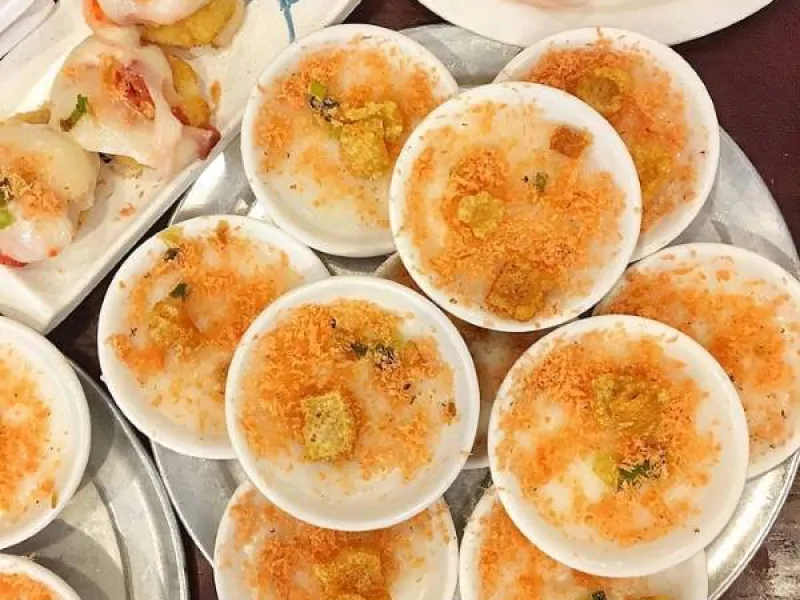 Banh Beo Hue - A steamed rice cake smothered by shrimp flakes, crunchy pork rind, and fish sauce (Source: Collected)