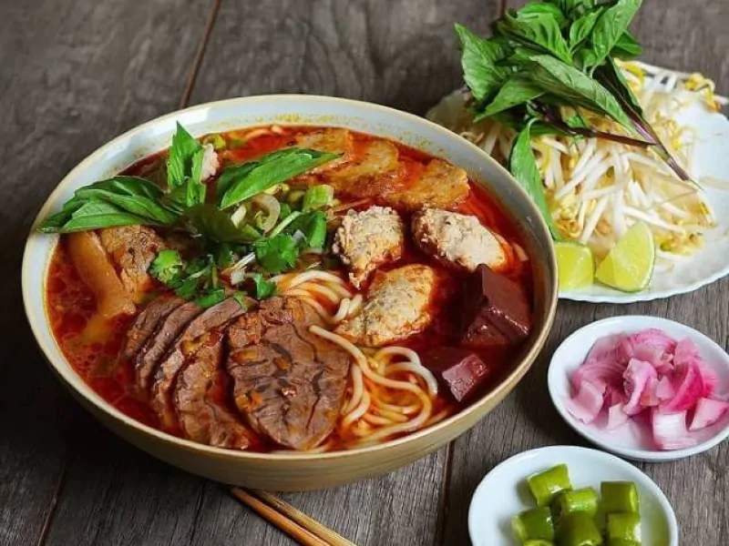 Bun bo Hue - The most famous Hue noodle made from lightly spicy broth, sliced beef, and fragranced with lemongrass (Source: Collected)