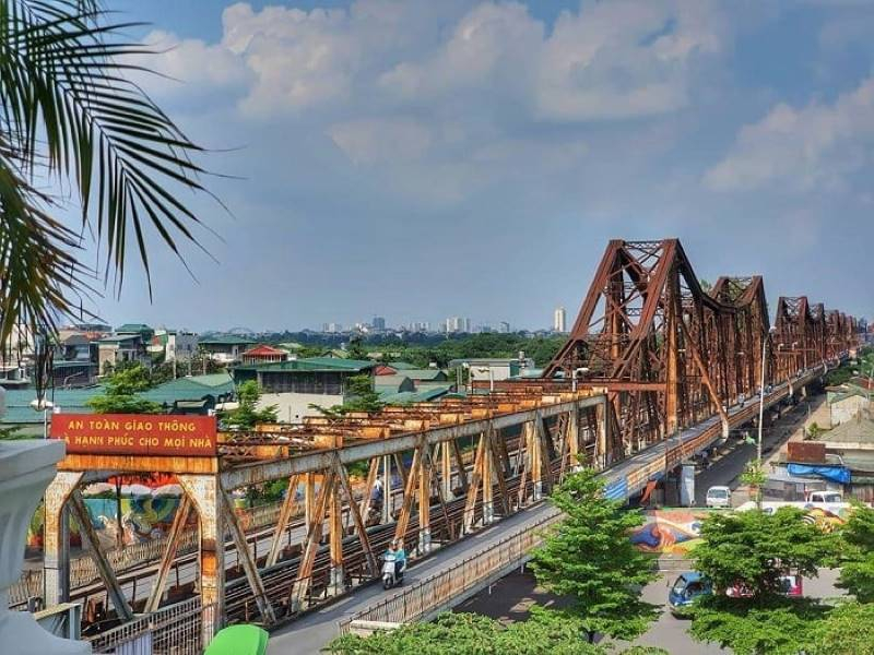Long Bien Bridge in Hanoi: A Historical Witness of Hanoi-Source: Collected)