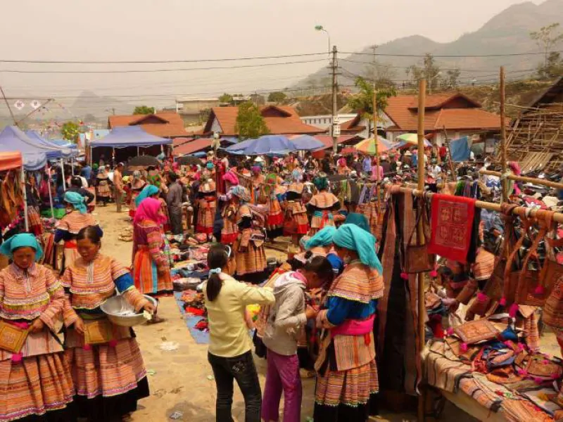 Lung Khau Nhin Market