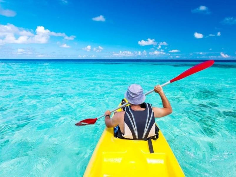 Kayaking is a popular activity of tourists in the tranquil blue sea in Phu Quoc (Source: collected) Kayaking is a popular activity of tourists in the tranquil blue sea in Phu Quoc (Source: collected)