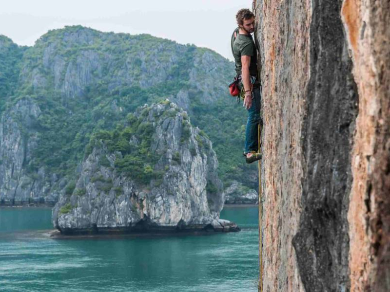 After kayaking to the cliffs, tourists can conquer the towering rock walls (Source: Collected) After kayaking to the cliffs, tourists can conquer the towering rock walls (Source: Collected)