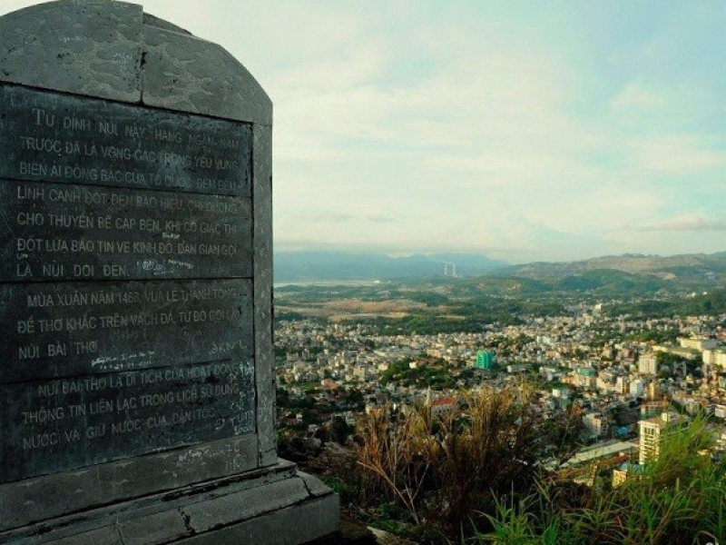 The stone stele bears historical marks on Bai Tho Mountain in Quang Ninh