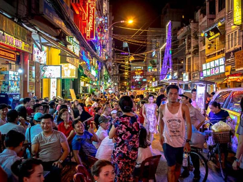 Experience the Dynamic Nightlife in Bars & Pubs