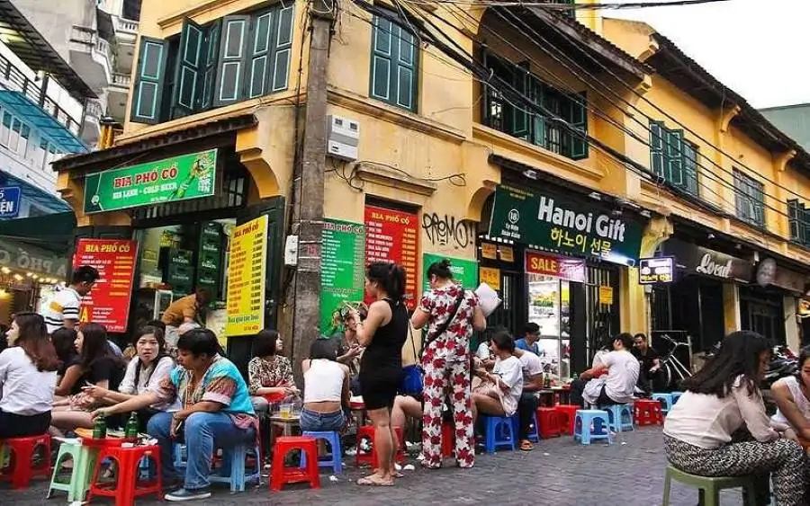 Bia Hoi Corner (Old Quarter)-Vietnam Discovery Travel-tour packages-https://vietnamdiscoverytours.com/