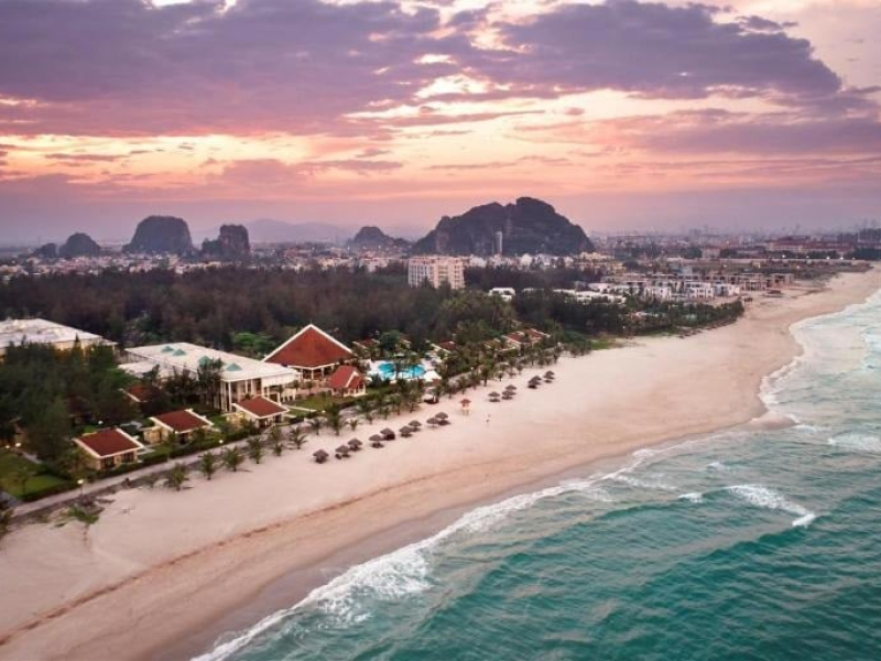 Come to Non Nuoc Beach to Enjoy the Clean Blue Sea Come to Non Nuoc Beach to Enjoy the Clean Blue Sea