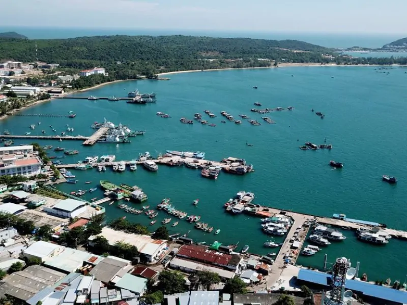 You can easily travel from Duong Dong Town to An Thoi Port by motorbike or taxi (Source: Collected)