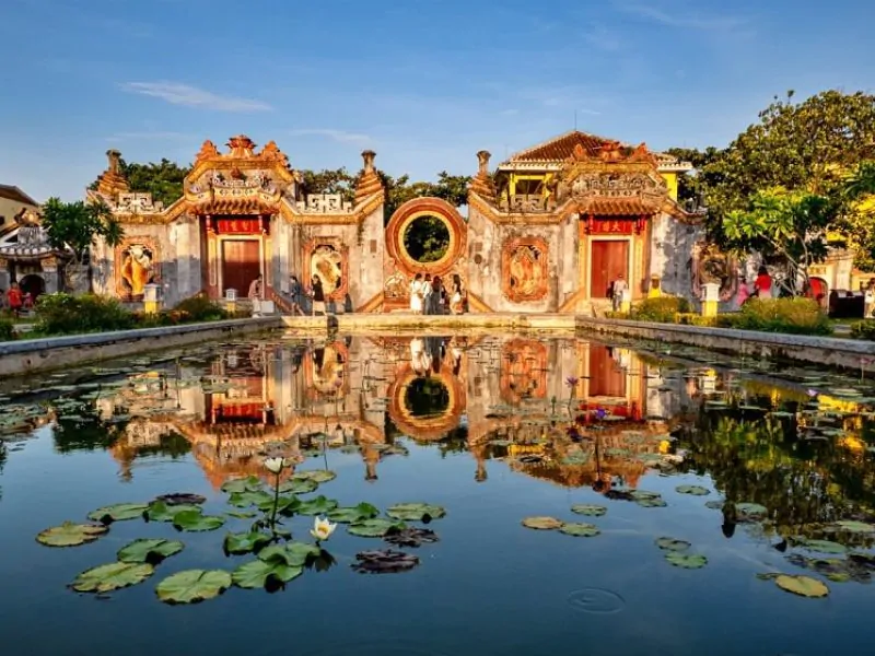Hoi An impresses with its intricately carved bas-reliefs and vibrant colors (Source: Collected)