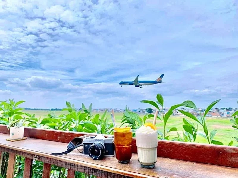 enjoying coffee and taking photos (Source: Collected)