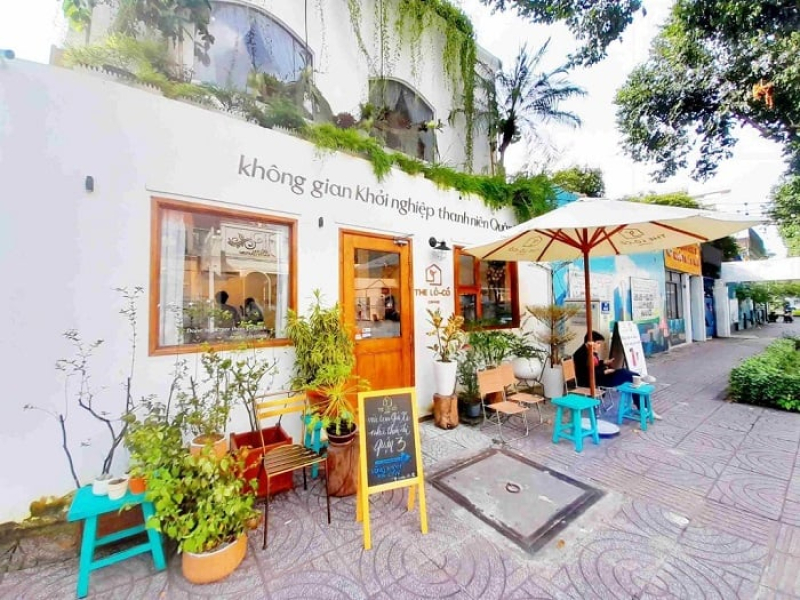 The cafe offers a very affordable menu with some of the best coffee in Saigon (Source: Collected)