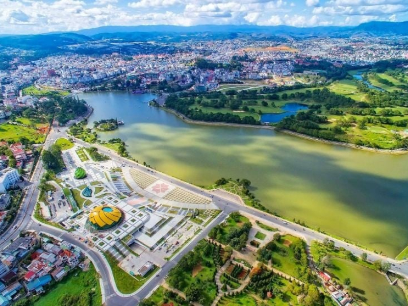Xuan Huong Lake and Lam Vien Square from above (Source: Collected)