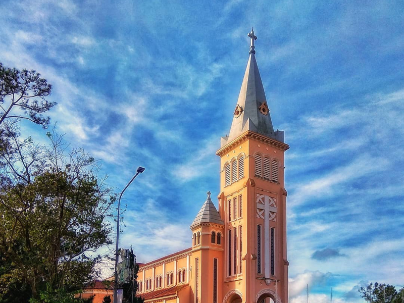 Dalat Cathedral and Domanine de Marie Church - the two famous churches in Dalat, Vietnam (Source: Collected)