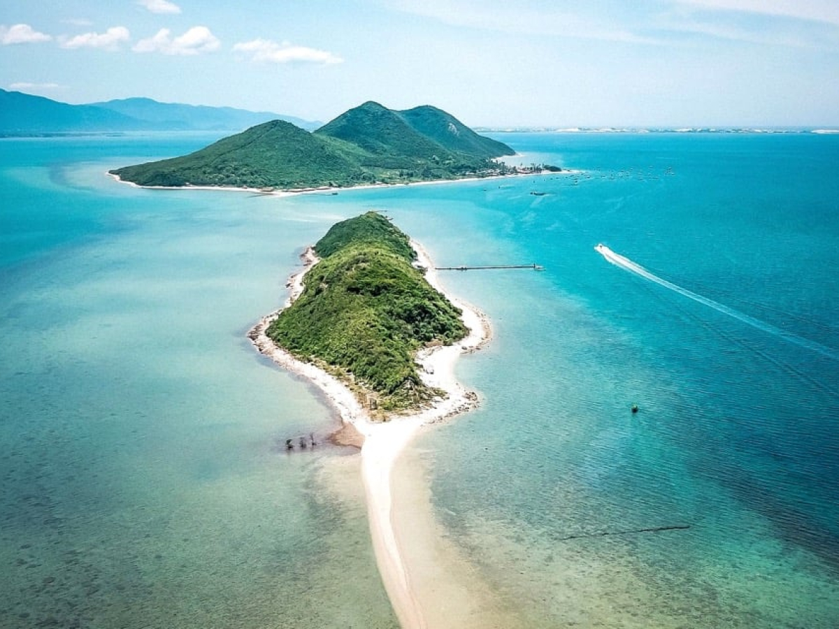 Diep Son Island: The Enchanting Sea Path & Stunning Beaches