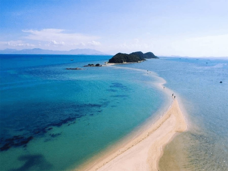 Tourists often come to Diep Son Island to walk the sand trail in the middle of the vast sea (Source: Collected) Tourists often come to Diep Son Island to walk the sand trail in the middle of the vast sea (Source: Collected)