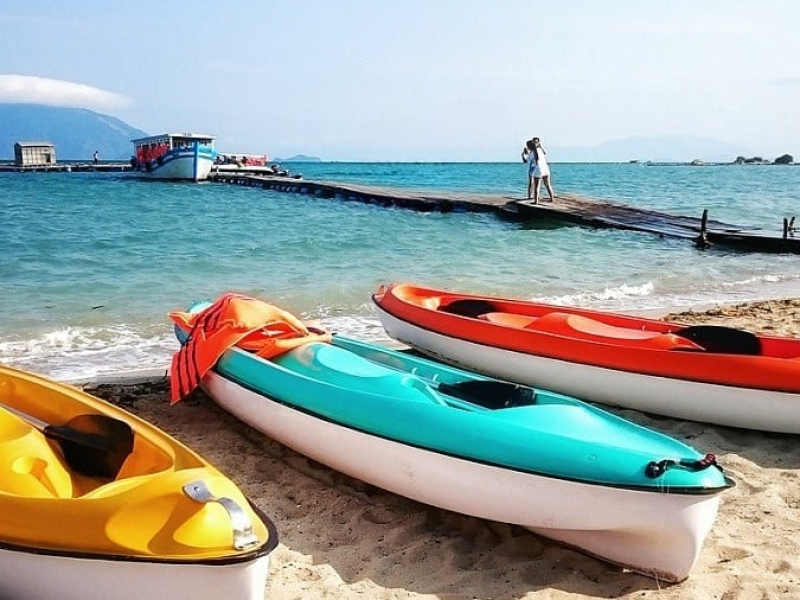 While canoeing can be a quicker means, sitting on a boat is also a great way to observe and explore Diep Son Island (Source: Collected) While canoeing can be a quicker means, sitting on a boat is also a great way to observe and explore Diep Son Island (Source: Collected)