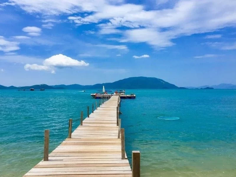 Ngoc Trai bridge, outstretching on the clear water from one of the islets, is a one-of-a-kind proposal spot (Source: Collected) Ngoc Trai bridge, outstretching on the clear water from one of the islets, is a one-of-a-kind proposal spot (Source: Collected)