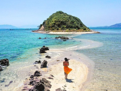 Sandbar Walk at Diep Son Island-Source: Collected Sandbar Walk at Diep Son Island-Source: Collected
