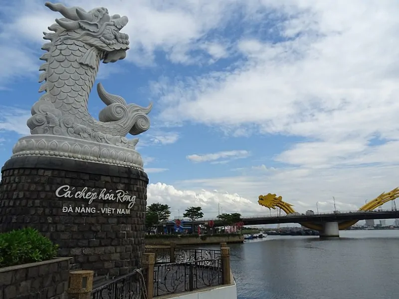 Take the coolest photos at the Dragon Carp Statue (Source: Collected)