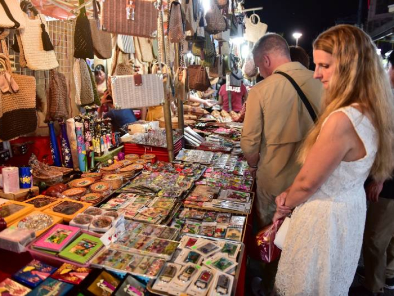 Tourists choosing souvenirs at a small stall (Source: Collected) Tourists choosing souvenirs at a small stall (Source: Collected)