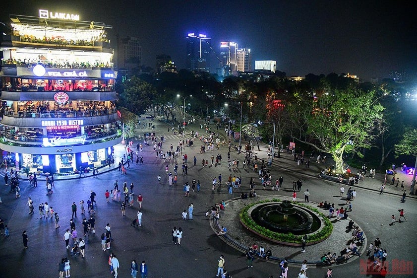 Hanoi Weekend Night Market | Vietnam Discovery Tours