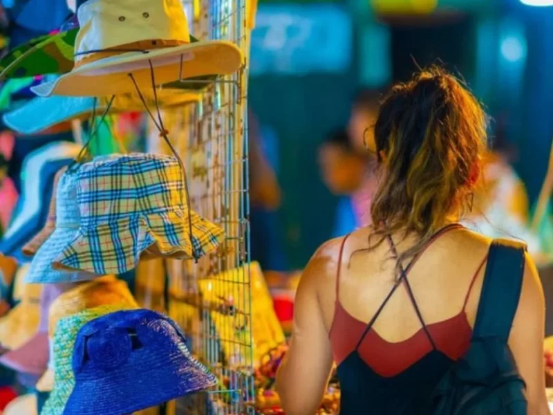 Foreigners wandering around Hanoi weekend night market (Source: Collected) Foreigners wandering around Hanoi weekend night market (Source: Collected)