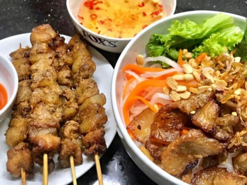 Grilled pork with rice vermicelli is a must-try food in Hanoi (Source: Collected)